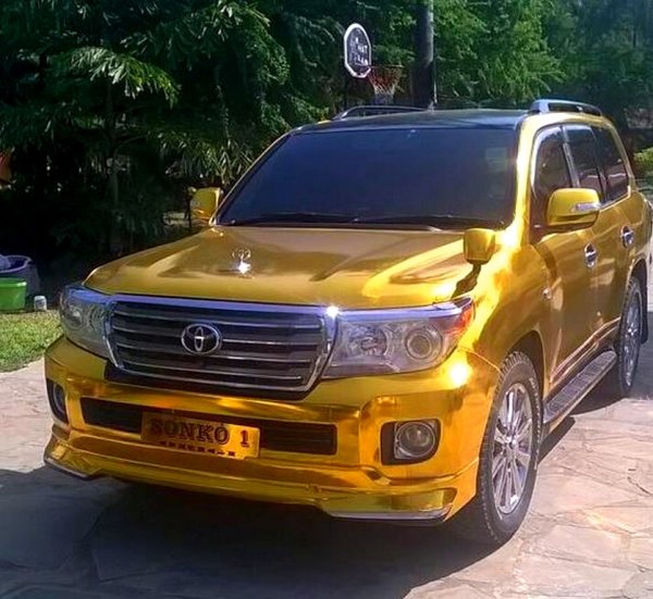 «Дорого-богато»: В сети оценили «золотой» Toyota Land Cruiser «для цыганского барона»