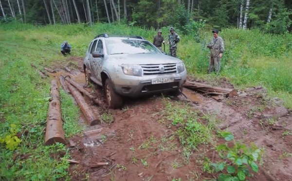 «Заруба» в лесу: Chevrolet Niva FAM «уделала» Renault Duster на офф-роуде