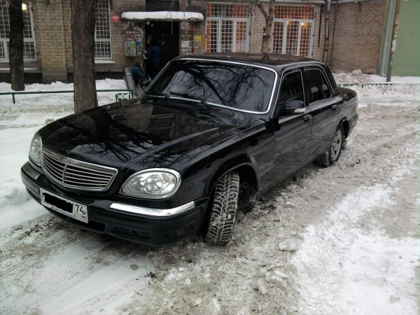 «Крузак» в шоке: Старая «Волга» уделала внедорожников в заезде по снегу