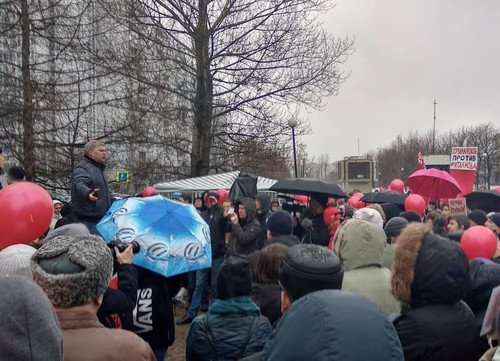 «Собянинская реновация»: Москвичи протестуют против строительства новостроев