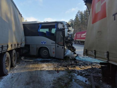 Пассажирский автобус угодил в массовое ДТП: один погибший