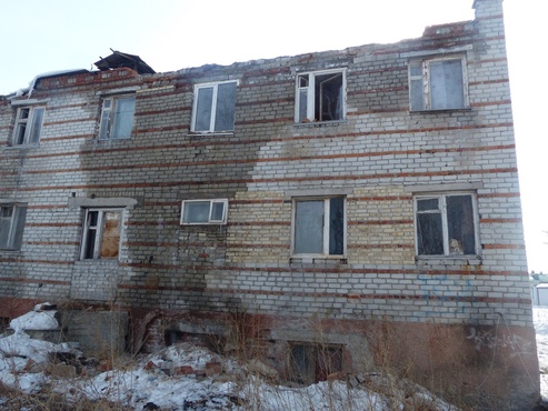 Разваливающийся дом в тюменском микрорайоне Лесной принадлежит Минобороны