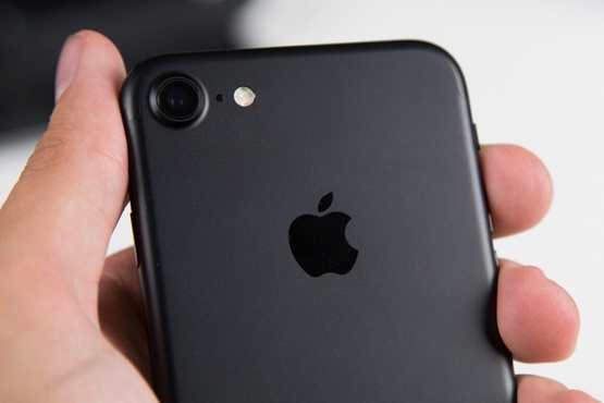 Тюменец испугался, что у него отберут iPhone 7, и попытался убежать от судебных приставов