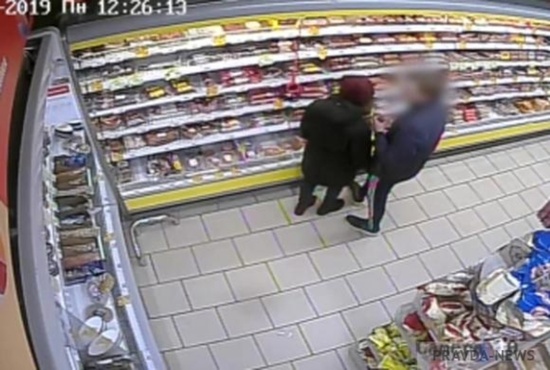 Двое парней уговорили девушку на кражу из магазина