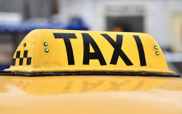 Таксист ограбил своего пассажира на 92500 рублей
