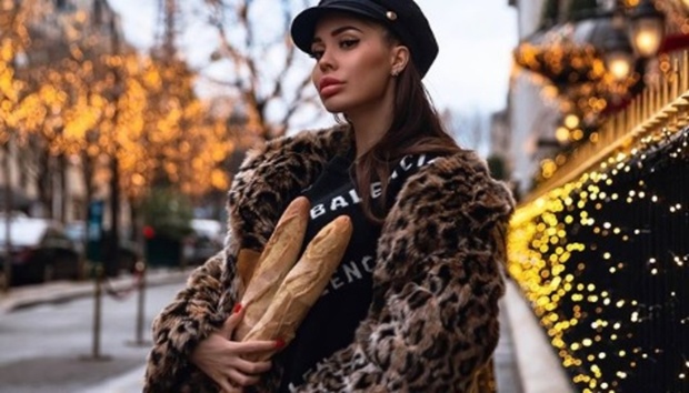 Российская модель вышла за хлебом в мини-платье