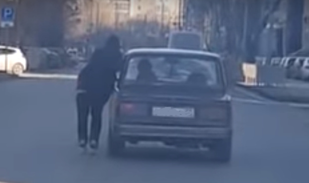 Водители, осторожно: на дорогах Тюмени замечен странный роллер – видео 