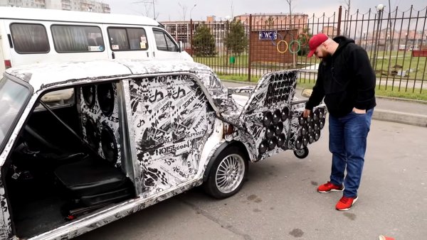 «Колонка на колёсах» за 1 500 000 рублей: Максимально «заряженный» ВАЗ-2107 показал блогер