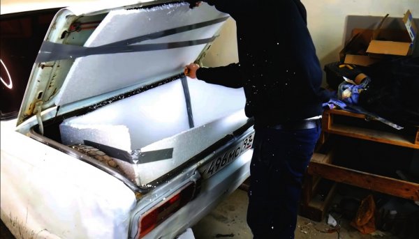 «Таз» с холодильником: Треш-обзор тюнинга ВАЗ-2106 для рыбалки показал блогер