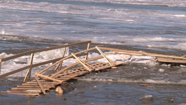 В Тюменской области людей, переходивших реку, едва не унесло на отколовшейся льдине