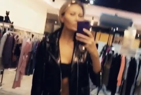 Тюменка появилась в магазине одежды в бикини – видео