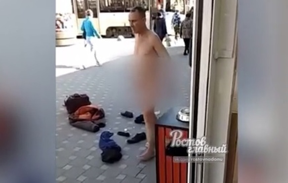 Совершенно голый мужчина вызвал переполох на рынке