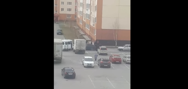 На Лесобазе у мужчины в автомобиле нашли обрез: видео задержания