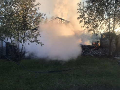 Под Тюменью сгорели два дома, в которых жили чиновники - фото