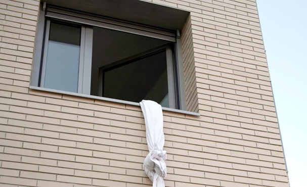 Запертый в квартире тюменец попытался спуститься с балкона, а затем бросился на жену с ножом