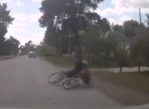 Сам виноват: тюменцы обвинили водителя, который помог велосипедисту - видео