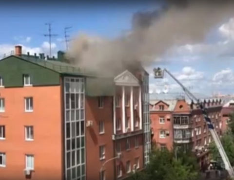 Тюменцы жалуются на дым в центре города. Горит крыша шестиэтажного дома - информация обновляется