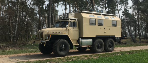 «В Европе таких авто не производят»: Немцы переделали старый Урал-4320 в дом на колёсах
