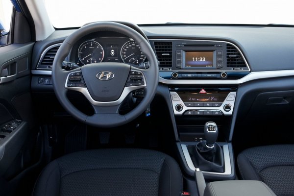 «Почему даже на Весте лучше?»: Обзорщик раскритиковал Hyundai Elantra
