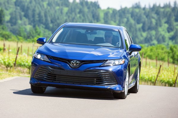 «Даже Приора так не гнется»: «Кузов-промокашку» новой Toyota Camry показал блогер