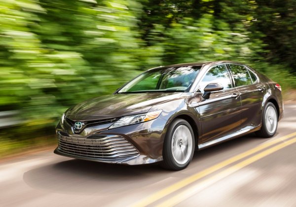 «Дедовский» Toyota Camry против гибрида: В сети провели топливный эксперимент