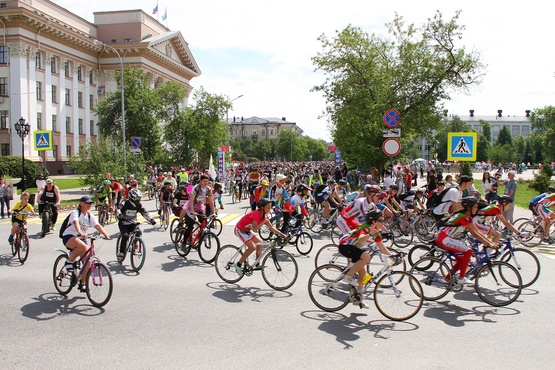 День России тюменцы отпраздновали велопарадом