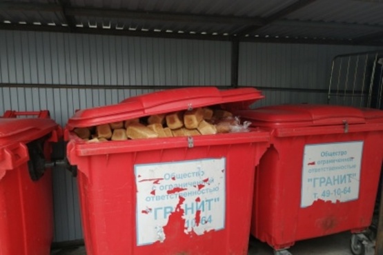 Ничего святого: хлеб в Югре выкидывают целыми мусорными баками