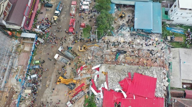 В результате обрушения здания погибли 13 человек