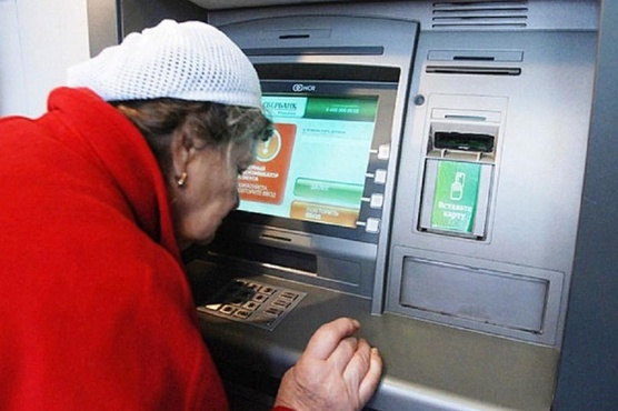 Мошенница диктовала тюменской пенсионерке, что нажимать в банкомате, чтобы лишиться денег