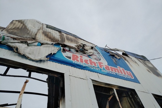 Землю на улице Кремлевской очистят от сгоревших материалов детского гипермаркета Rich Family