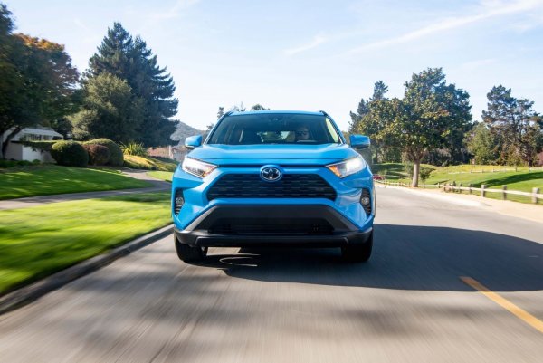 «Наслаждаюсь ездой»: Автовладелец указал на плюсы и минусы Toyota RAV4 2018