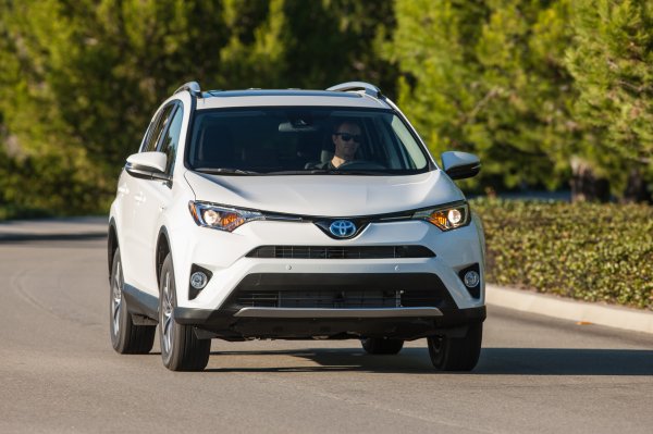 «Наслаждаюсь ездой»: Автовладелец указал на плюсы и минусы Toyota RAV4 2018