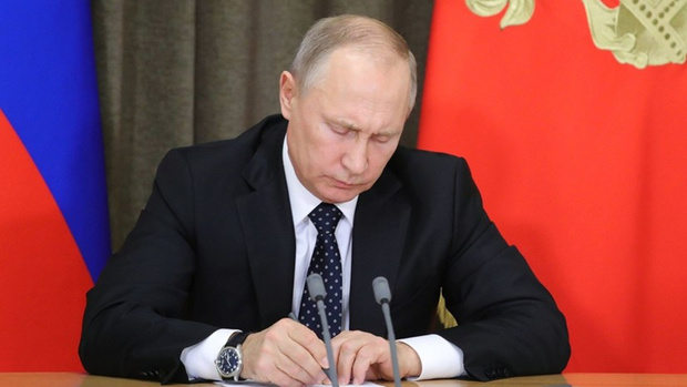 Президент Путин подписал закон о компенсации ипотечных кредитов многодетным семьям