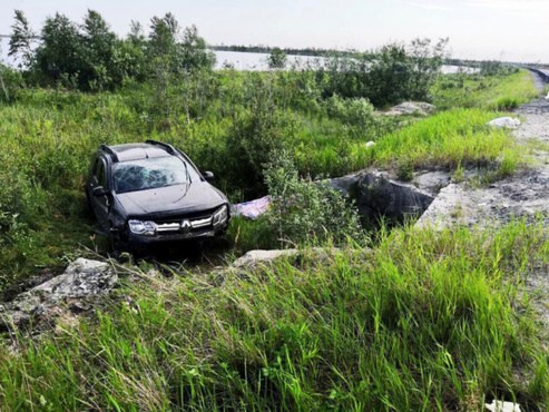 Пассажирка погибла: на югорской трассе машину выбросило с дороги в кювет