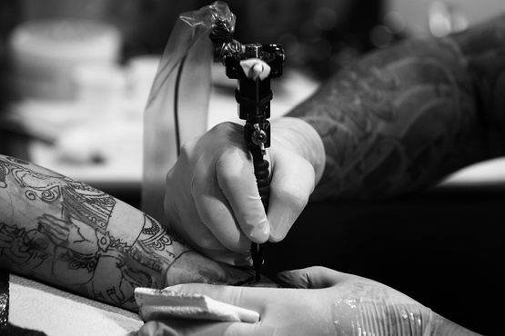Молодой тюменец чуть не погиб после того, как сделал татуировку