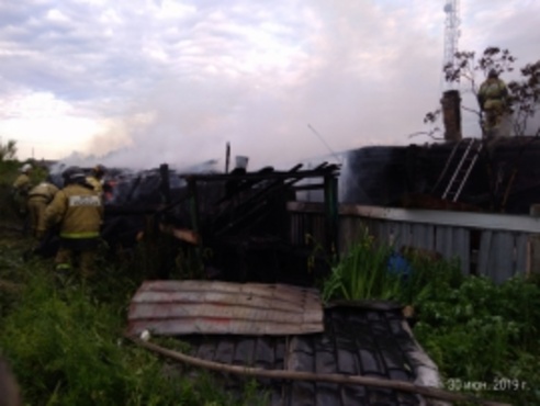 Два человека погибли в ночном пожаре в поселке под Тюменью