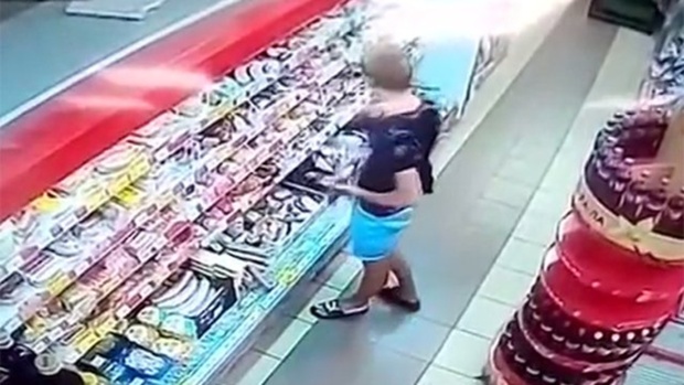 Молодой человек набил шорты колбасой в продуктовом магазине – видео
