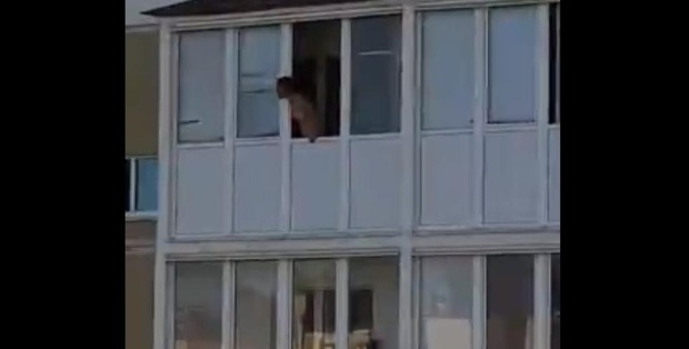 Россиянка заподозрила мужа в измене и выкинула его вещи из окна – видео