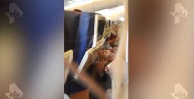 22-летний пассажир устроил стриптиз на борту самолета