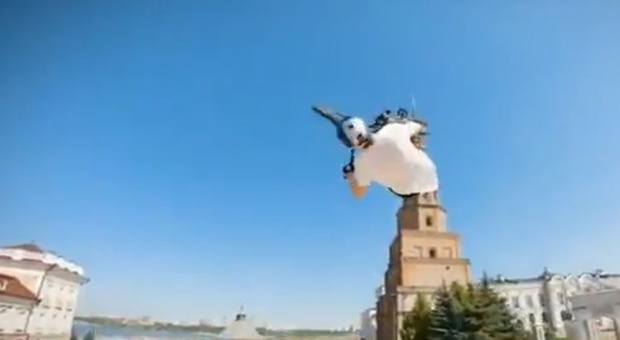 Российский экстремал преодолел гравитацию на крыше Казанского Кремля – видео