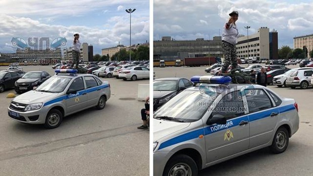 Ради лайков молодая россиянка забралась на крышу полицейского автомобиля