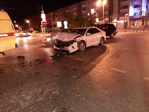 В центре Тюмени легковушка столкнулась с машиной скорой помощи: четверо пострадавших