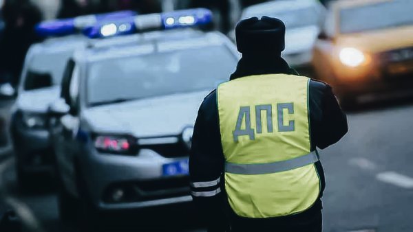 «А что, так можно было?»: Сеть возмутила полицейская Toyota Camry с заклеенными номерами на М4 «Дон»