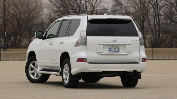 «Тупой и ещё тупее»: Популярная обзорщица сравнила Toyota Land Cruiser Prado и Lexus GX 460