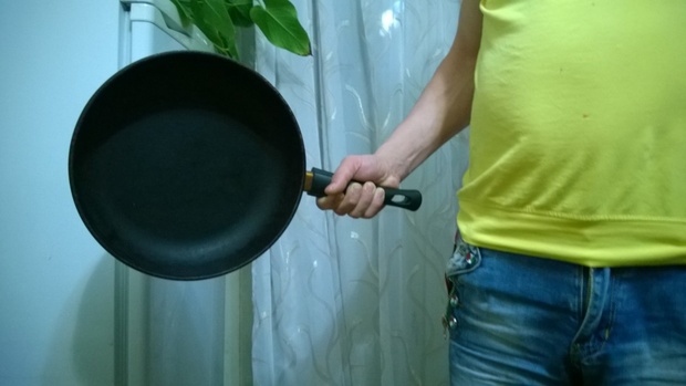 В Тюменской области мужчина едва не убил свою девушку из-за купленной сковородки