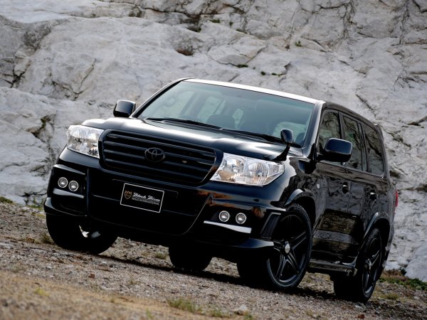 6 миллионов рублей на льду: Обзорщик устроил тест-драйв особого Toyota Land Cruiser 200 Black Edition