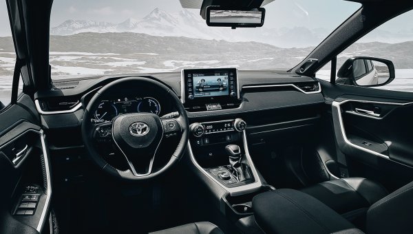 «Покупать будут те, кто не разбирается в машинах»: Автомобилистов окончательно разочаровал Toyota RAV4